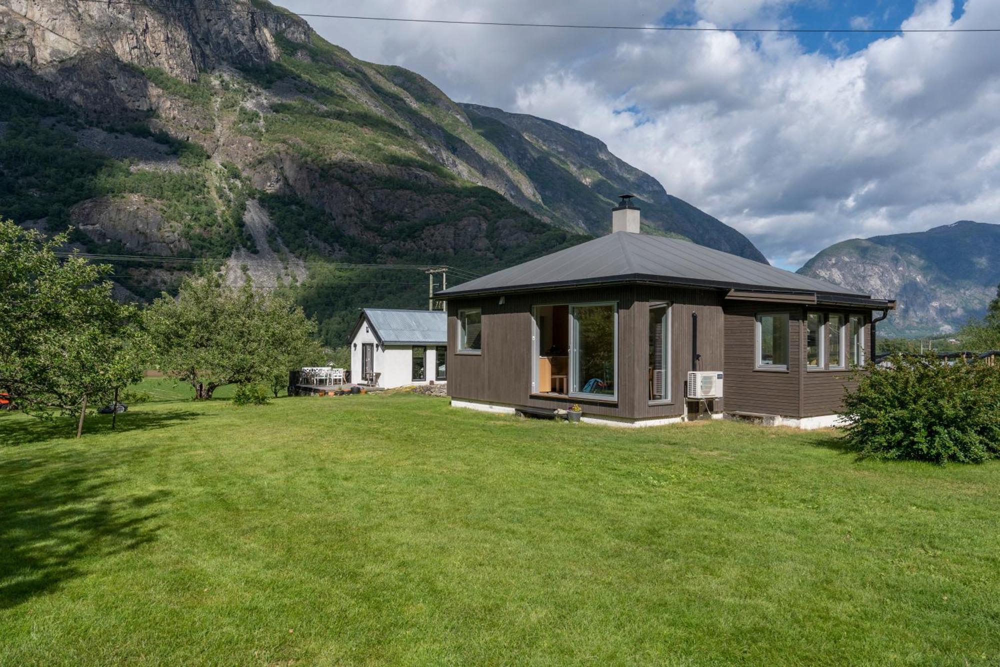 Jordeplegarden Holiday Home - Part Of A Farm - Two Buildings - Close To Flam Lærdalsøyri المظهر الخارجي الصورة