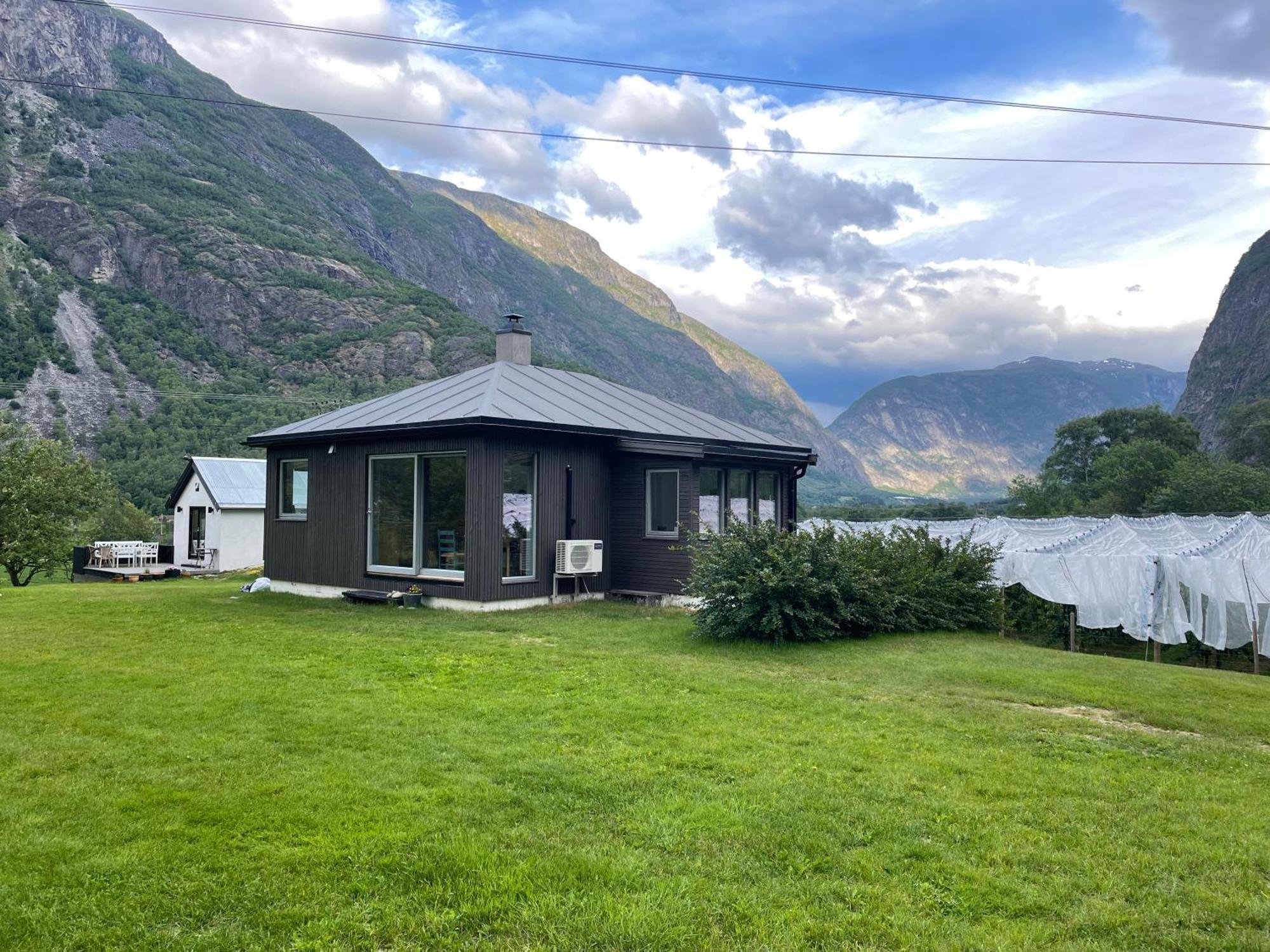 Jordeplegarden Holiday Home - Part Of A Farm - Two Buildings - Close To Flam Lærdalsøyri المظهر الخارجي الصورة